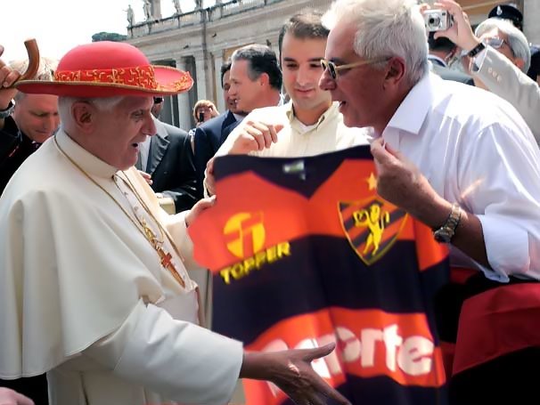 O Papa é presenteado com o manto sagrado